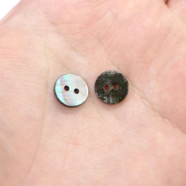 画像7: シェルボタン 貝ボタン 貝製 片面 黒蝶貝 シャツ ボタン 二つ穴ボタン 黒 ブラック 15個入り 【10mm】 きらきらぷんぷん丸 B-509 (7)