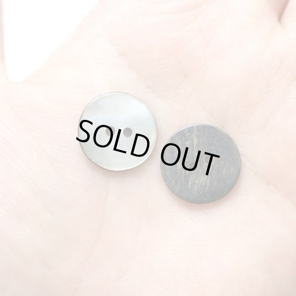 画像7: シェルボタン 貝ボタン 貝製 片面 黒蝶貝 シャツ ボタン 二つ穴ボタン 黒 ブラック 5個入り 【18mm】 きらきらぷんぷん丸 B-513 (7)