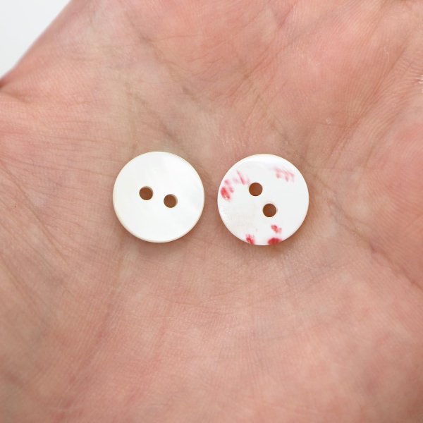 画像7: シェルボタン 貝ボタン 貝製 片面 高瀬貝 シャツ ボタン 二つ穴ボタン 白 ホワイト 8個入り 【12.5mm】 きらきらぷんぷん丸 B-517 (7)