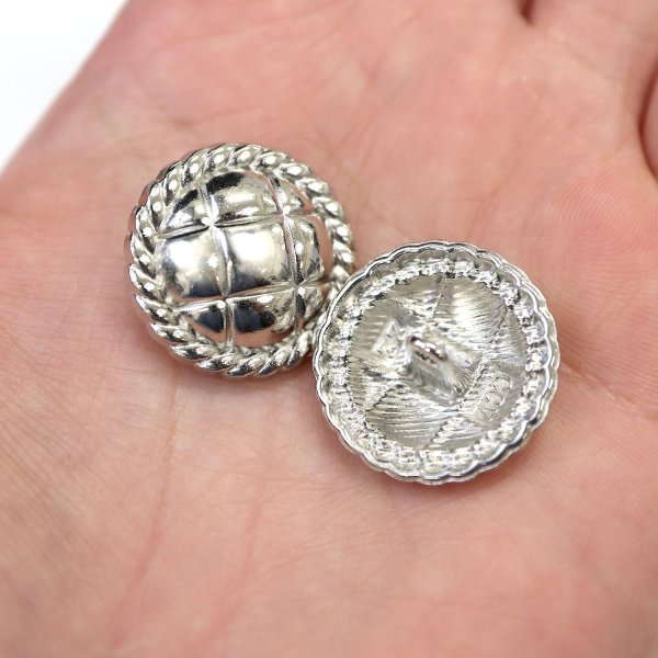 画像7: メタルボタン 丸型 足つき キルティング風 【シルバー】 銀 ボタン 鏡面仕上げ スーツボタン ジャケットボタン 6個入り 【23mm】 きらきらぷんぷん丸 B-582 (7)
