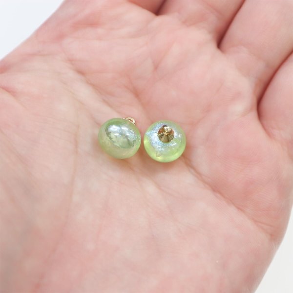 画像7: 飾りボタン 丸玉 シャンク オーロラ ラメ 8個入 【10mm】 パール風 ビーズ 【グリーン】 緑 チャーム パーツ アクセサリー パーツ ハンドメイド 手芸 足つき キャンディ グリッター シャツ きらきらぷんぷん丸 B-666 (7)