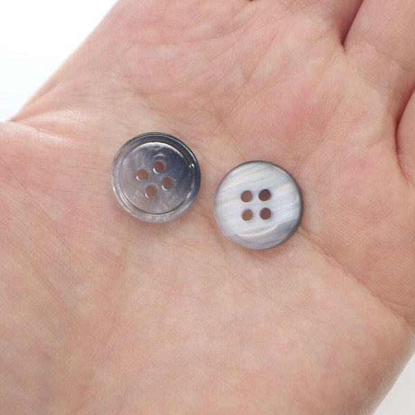 画像7: グラデーション 四つ穴ボタン 【ダークネイビー】 紺 ボタン スーツボタン コートボタン カラーボタン 15個入り 【15mm】 きらきらぷんぷん丸 B-682 (7)