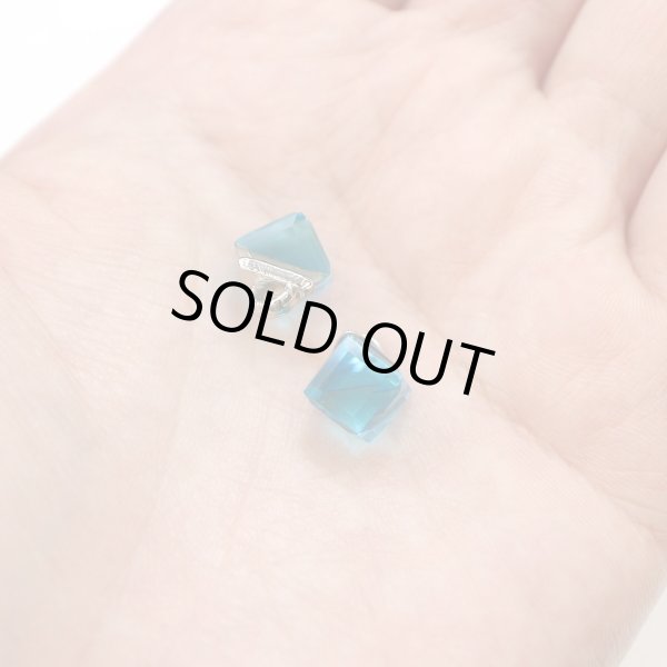 画像7: キューブ型ボタン 足つき 【ライトブルー】 水色 チャーム モチーフ ボタン 飾りボタン 四角形 立方体 5個入り 【全長11mm 1辺7mm】 きらきらぷんぷん丸 B-733 (7)