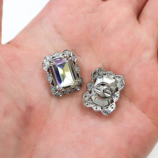 画像7: ラインストーンボタン ビジュー 飾り 19×16mm 【オーロラ】 3個入 大きめ アクセサリーパーツ 宝石 チャーム クリスタルAB 長方形 足つき アンティーク レトロ ガラス メタル ビーズ ハンドメイド 手芸 きらきらぷんぷん丸 B-736 (7)