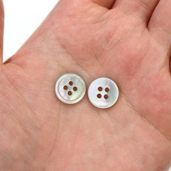 画像7: 白蝶貝 四つ穴ボタン シェルボタン 貝ボタン 貝製 片面 白 ホワイト ボタン 8個入り 【12.5mm】 きらきらぷんぷん丸 B-769 (7)