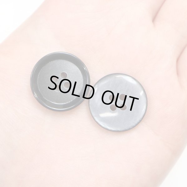 画像7: 四つ穴ボタン 【ダークグレー】 ボタン 手触り加工 樹脂ボタン スーツボタン ジャケット 6個入り 【21mm】 きらきらぷんぷん丸 B-877 (7)