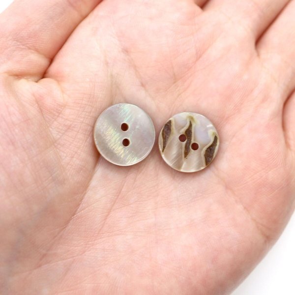 画像7: 淡水パール オーロラ 二つ穴ボタン シェルボタン 貝ボタン 貝製 片面 白 ホワイト ボタン 8個入り 【15mm】 きらきらぷんぷん丸 B-892 (7)