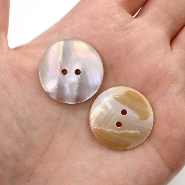 画像7: 淡水パール オーロラ 二つ穴ボタン シェルボタン 貝ボタン 貝製 片面 白 ホワイト ボタン 4個入り 【25mm】 きらきらぷんぷん丸 B-896 (7)