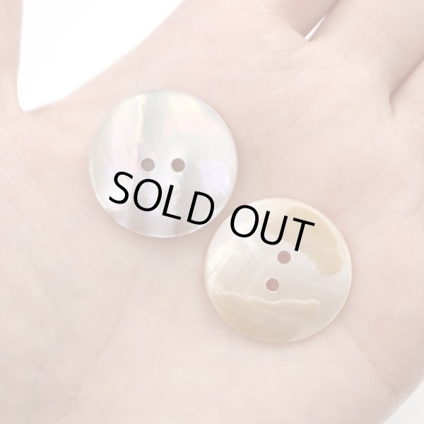 画像7: 淡水パール オーロラ 二つ穴ボタン シェルボタン 貝ボタン 貝製 片面 白 ホワイト ボタン 4個入り 【25mm】 きらきらぷんぷん丸 B-896 (7)