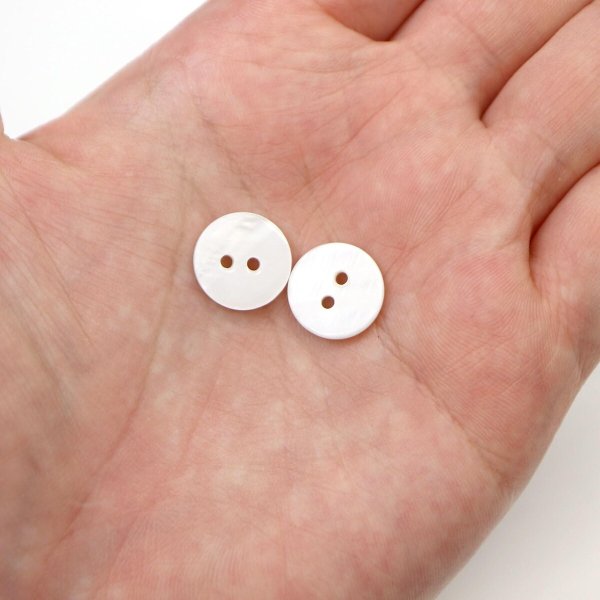 画像7: 淡水パール 二つ穴ボタン シェルボタン 貝ボタン 貝製 両面 白 ホワイト ボタン 12個入り 【12.5mm】 きらきらぷんぷん丸 B-900 (7)