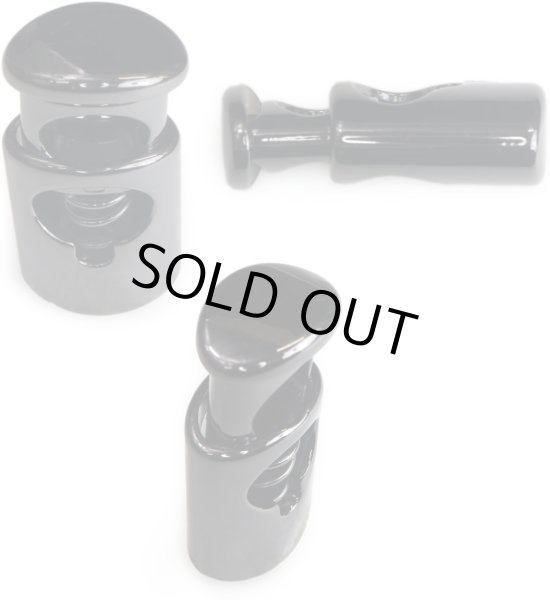 画像4: コードストッパー 紐止め 樽型 金属製 1つ穴 穴経5mm【ブラック 鏡面仕上げ】5個入 スプリング メタル 靴紐 留め具 金具 パーツ コードロック 黒 パーカー 巾着 結び目 先端 手芸 ハンドメイド きらきらぷんぷん丸 BK-010 (4)