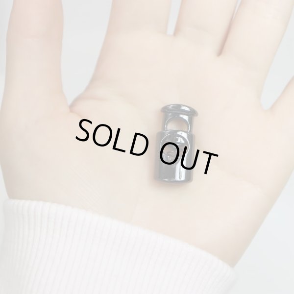 画像6: コードストッパー 紐止め 樽型 金属製 1つ穴 穴経5mm【ブラック 鏡面仕上げ】5個入 スプリング メタル 靴紐 留め具 金具 パーツ コードロック 黒 パーカー 巾着 結び目 先端 手芸 ハンドメイド きらきらぷんぷん丸 BK-010 (6)