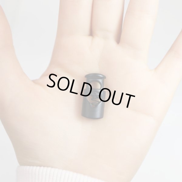 画像6: コードストッパー 紐止め 樽型 金属製 1つ穴 穴経5mm【マット ブラック】5個入 スプリング メタル 靴紐 留め具 金具 パーツ コードロック 黒 パーカー 巾着 結び目 先端 手芸 ハンドメイド きらきらぷんぷん丸 BK-011 (6)