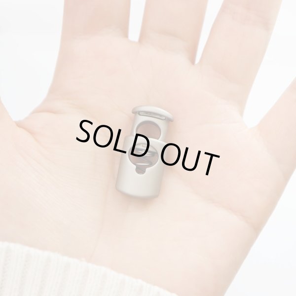 画像6: コードストッパー 紐止め 樽型 金属製 1つ穴 穴経5mm【マット シルバー】5個入 スプリング メタル 靴紐 留め具 金具 パーツ コードロック 銀 パーカー 巾着 結び目 先端 手芸 ハンドメイド きらきらぷんぷん丸 BK-013 (6)