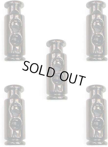 画像1: コードストッパー 紐止め 円柱型 金属製 2つ穴 穴経3mm【ブラック 鏡面仕上げ】5個入 スプリング メタル 靴紐 留め具 金具 パーツ コードロック 銀 パーカー 巾着 結び目 先端 手芸 ハンドメイドきらきらぷんぷん丸 BK-014 (1)