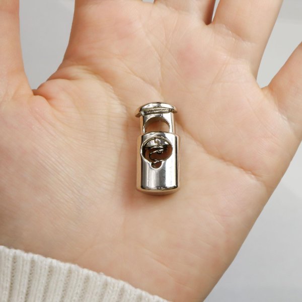 画像6: コードストッパー 紐止め 樽型 金属製 1つ穴 穴経5mm【シルバー 鏡面仕上げ】10個入 スプリング メタル 靴紐 留め具 金具 パーツ きらきらぷんぷん丸 BK-035 (6)