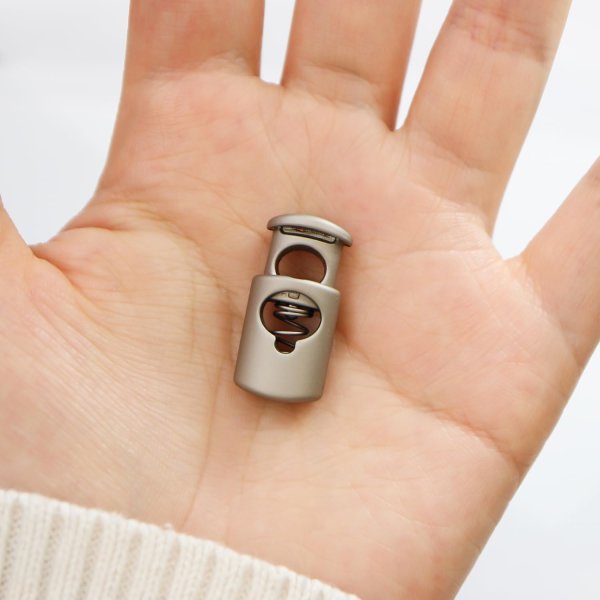 画像6: コードストッパー 紐止め 樽型 金属製 1つ穴 穴経5mm【マットシルバー】10個入 スプリング メタル 靴紐 留め具 金具 パーツ きらきらぷんぷん丸 BK-036 (6)