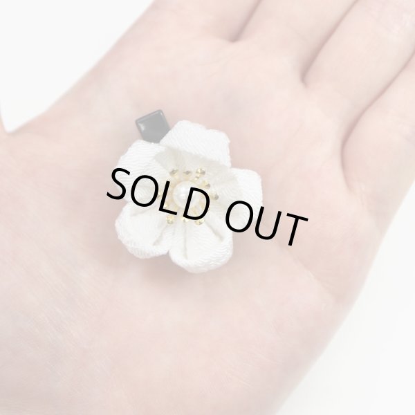 画像4: 和風 ちりめん 花 ヘアクリップ 【アイボリー】 2個入り 約3cm 白 つまみ細工 髪留め 和小物 和装 着物 浴衣 可愛い きらきらぷんぷん丸 HPNN-019 (4)