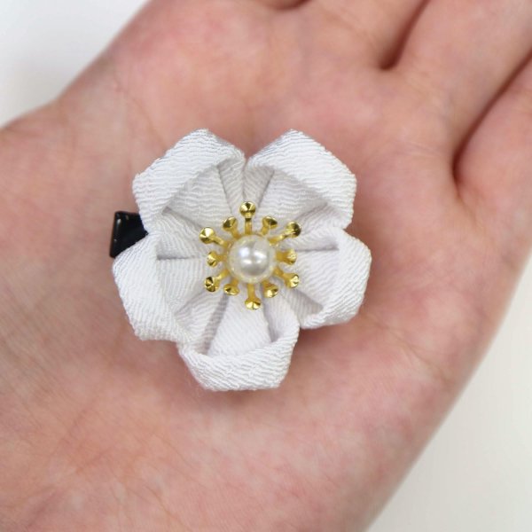 画像4: 和風 ちりめん 花 ヘアクリップ ホワイト 2個入り 約3cm 白 つまみ細工 髪留め 和小物 和装 着物 浴衣 可愛い アクセサリー きらきらぷんぷん丸 HPNN-026 (4)