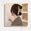 画像5: ヘアクリップ 大きめ もこもこ ふわふわ 2個セット 【ベージュ】 シンプル しっかりとまる おしゃれ 髪留め バンスクリップ オフィス 通勤 きらきらぷんぷん丸 HPNN-035 (5)