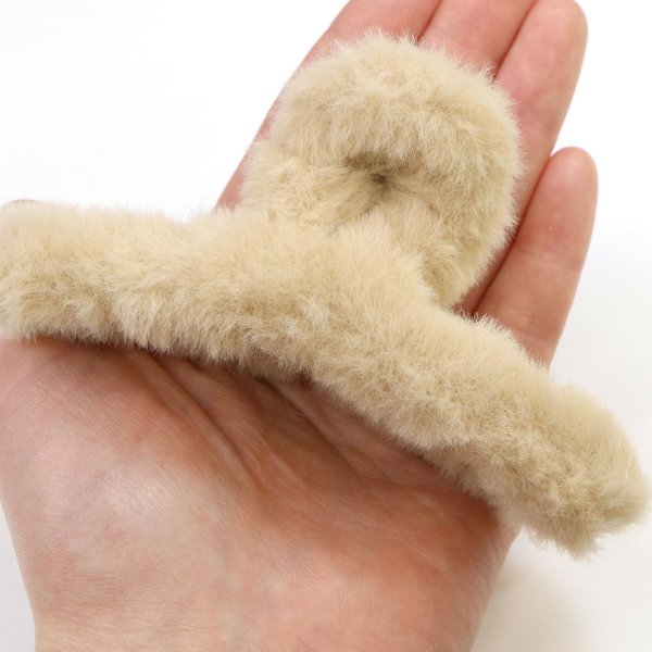 画像6: ヘアクリップ 大きめ もこもこ ふわふわ 2個セット 【ベージュ】 シンプル しっかりとまる おしゃれ 髪留め バンスクリップ オフィス 通勤 きらきらぷんぷん丸 HPNN-035 (6)