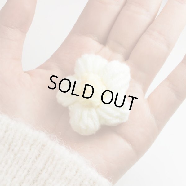 画像1: 花 パーツ 毛糸 フラワー【ホワイト】5個入り 白 手芸 ハンドメイド パーツ デコパーツ デコレーション 立体 きらきらぷんぷん丸 KITP-003 (1)