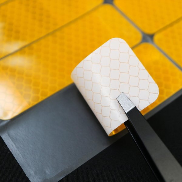 画像4: 反射ステッカー シール【イエロー 8×3cm】黄色 蛍光シール 蛍光 リフレクター 夜間【20枚入り】x〔1セット〕きらきらぷんぷん丸 RFC-004 (4)