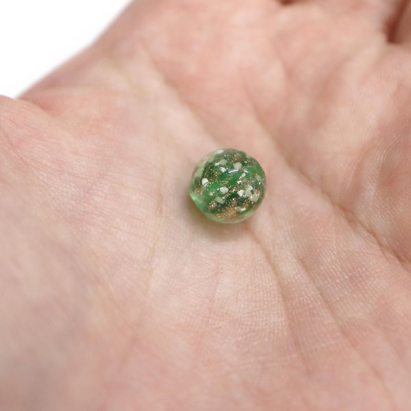 画像7: とんぼ玉 【グリーン】 ガラスビーズ 蓄光 丸型 球体 ラウンドビーズ 穴あり アクセサリーパーツ ハンドメイド 10個入り 【10mm】 きらきらぷんぷん丸 TBD-022 (7)