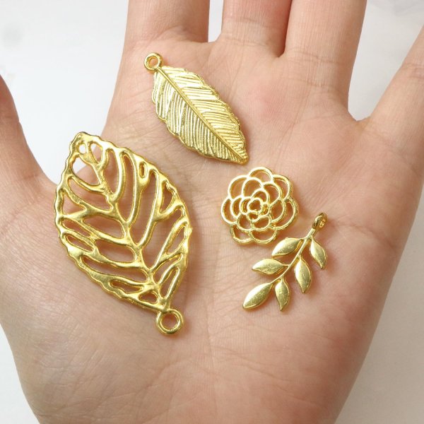 画像6: メタル パーツ【ゴールド】30個入り 金 チャーム 植物 ペンダント 透かし ハンドメイド デコパーツ 手芸 アクセサリー キーホルダー きらきらぷんぷん丸 USMP-001 (6)